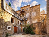 El encanto rústico de las casas de piedra modernizadas